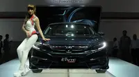 Model berpose disamping mobil Honda yang dipamerkan di Indonesia Internasional Motor Show 2016 di JIEXPO Kemayoran Jakarta, Kamis (7/4/2016). Honda tipe  All New Civic Turbo ini dibanderol 475 juta rupiah on the road. (Liputan6.com/Helmi Fithriansyah)