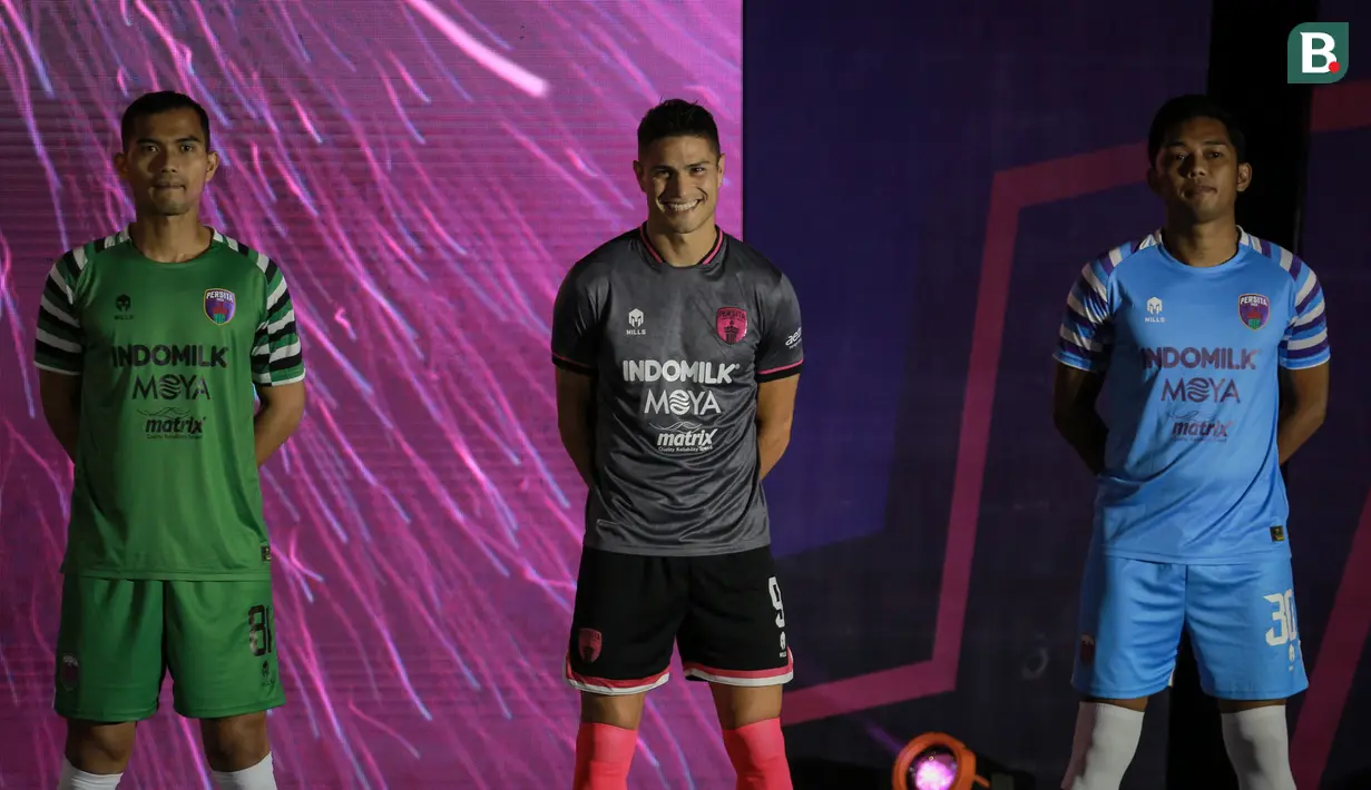 Dari kiri ke kanan: Dhika Bayangkara, Ramiro Fergonzi, dan Rizky Darmawan berpose mengenakan jersey baru Persita Tangerang yang akan dipakai untuk mengarungi BRI Liga 1 musim 2022/2023 dalam acara Launching Team and Jersey Persita Tangerang di The Springs Club, Gading Serpong, Tangerang, Banten pada Kamis (21/06/2022). (Bola.com/Bagaskara Lazuardi)