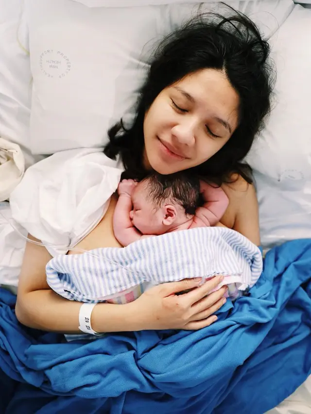 7 Momen Haru Acha Sinaga Usai Berjuang Melahirkan Anak Pertama