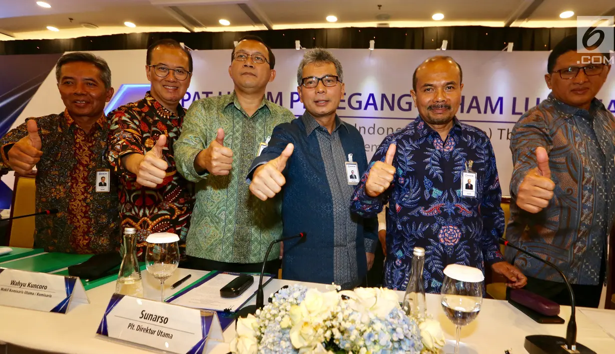 Direktur Utama Bank BRI Sunarso (tiga kanan) foto bersama jajaran direksi usai Rapat Umum Pemegang Saham Luar Biasa (RUPSLB) di Jakarta, Senin (2/9/2019). Selain penunjukan Sunarso sebagai Direktur Utama Bank BRI, RUPSLB juga merombak jajaran direksi. (Liputan6.com/Angga Yuniar)