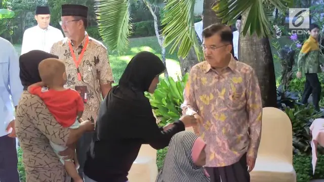 Wakil Presiden Jusuf Kalla menggelar open house di kediaman pribadinya di Makassar, Sulawesi Selatan. Ribuan warga hadiri acara tersebut.