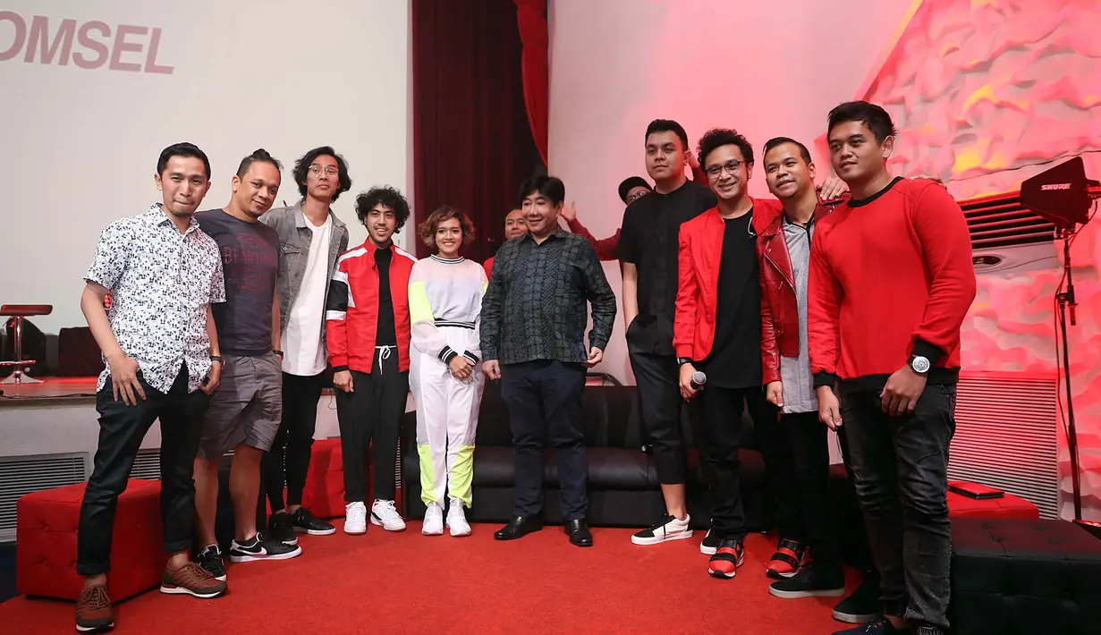 Album baru berjudul Love, Fake & Friendship itu berisi 12 lagu. Nidji juga berkolaborasi dengan para musisi Tanah Air, seperti Guruh Soekarno Putra, Tulus, Ryan D'Masiv, Pongki Barata dan beberapa nama lainnya. (Nurwahyunan/Bintang.com)