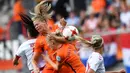 Pemain Denmark, Nadia Nadim (kiri) berebut bola dengan para pemain Belanda pada final Piala Eropa Wanita 2017 di Fc Twente Stadium, Enschede, (6/8/2017). Belanda menang 4-1. (AFP/ Daniel Mihailescu)
