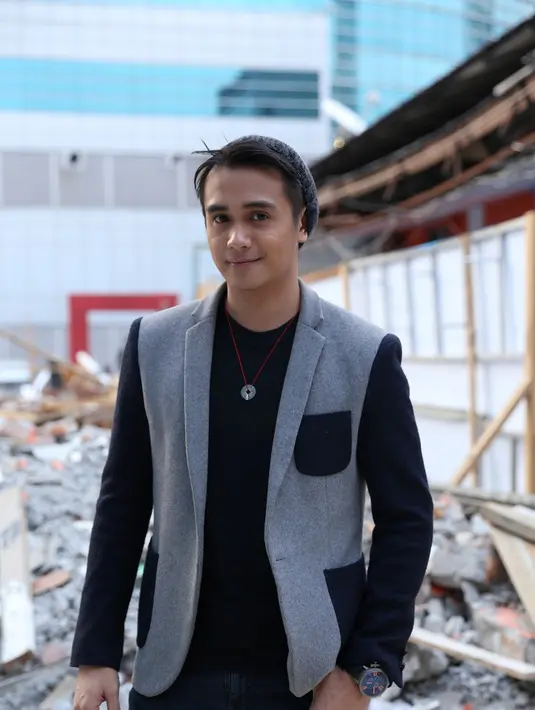 Meski terbilang pacaran dengan anak ABG, Ajun merasa sang kekasih dewasa dan dapat mengerti dirinya. (Andy Masela/Bintang.com)