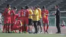 Pelatih Myanmar U-22 memberikan instruksi kepada para pemain pada laga pertama piala AFF U-22 yang berlangsung di Stadion Nasional, Phom Penh, Kamboja, (Senin/18/2). Timnas Indonesia bermain imbang 1-1 kontra Myanmar. (Bola.com/Zulfirdaus Harahap)