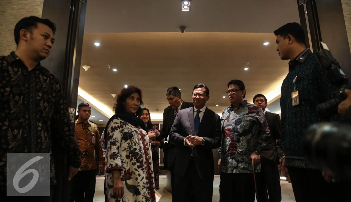 Menteri Susi Pudjiastuti saat menerima Menteri Pertanian Malaysia Dato Shabery Cheek (ketiga kiri), Jakarta, Jumat (29/4/2016). Pertemuan membahas penanganan pemberantasan pencurian ikan (illegal fishing) di kedua negara.(Liputan6.com/Faizal Fanani)