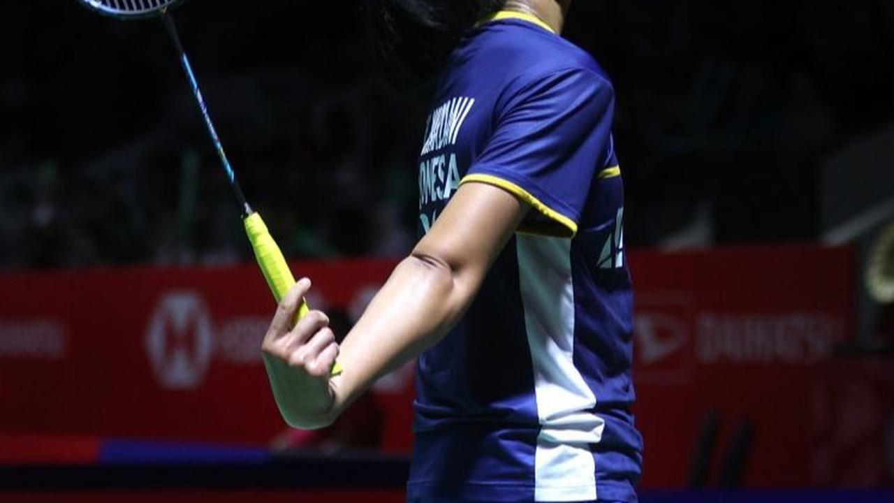 Meskipun mengalami kekalahan, Putri Kusuma Wardani tetap berusaha menjaga semangatnya.&nbsp;<br>(Foto Bola.com / Muhammad Iqbal Ichsan)<br>