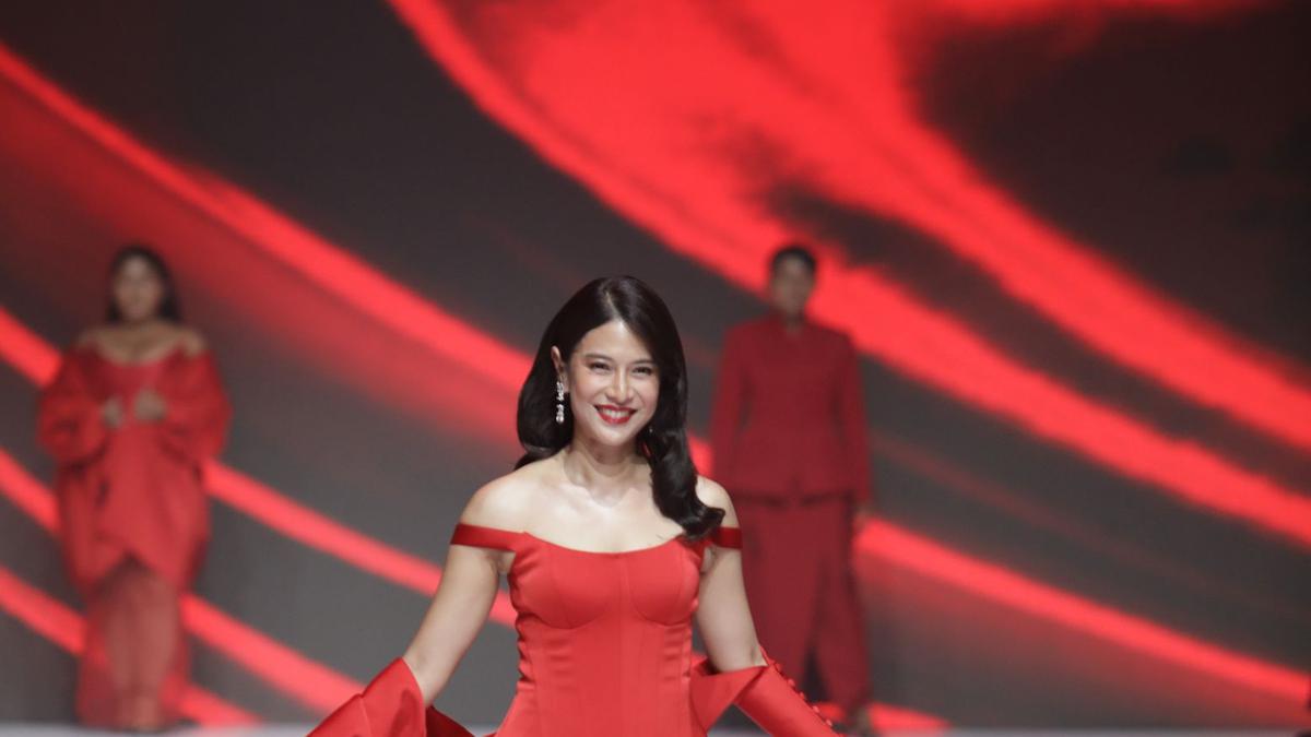 Pesona Dian Sastrowardoyo Dibalut Dress Merah dari Jan Sober di Miracle Runway JFW 2026