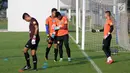 Tiga penjaga gawang Timnas Thailand U-23 saat latihan di Lapangan B Kompleks GBK, Jakarta, Selasa (29/5). Timnas Thailand U-23 akan melakoni laga uji coba melawan Timnas Indonesia U-23 pada 31 Mei dan 3 Juni mendatang. (Liputan6.com/Helmi Fithriansyah)