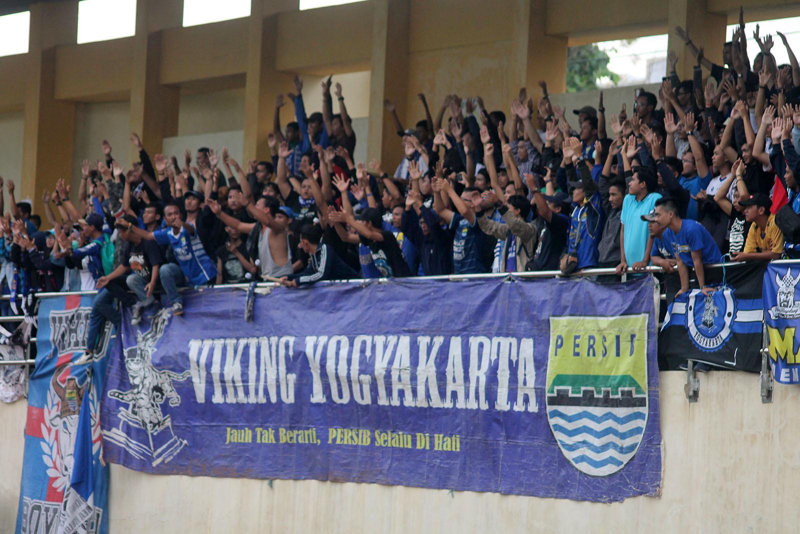 Bobotoh Persib mendukung Persib pada uji coba di Lapangan Stadion UNY, Sleman, Yogyakarta, Selasa (26/12/2017). (Bola.com/Ronald Seger Prabowo)