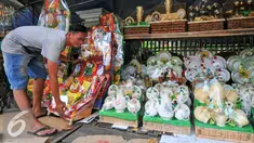 Pemprov DKI Jakarta berencana menertibkan pedagang parcel di jalan Pegangsaan Timur, Cikini, Jakarta, Rabu (15/6/2016). Rencananya para pedagang parsel lebaran tersebut akan direlokasi ke Jalan Penataran dan Pasar Hias Rias. (Liputan6.com/Yoppy Renato)