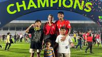 Pemain Malut United, Aditya Putra Dewa, berpose bersama keluarga saat merayakan keberhasilan Malut United promosi ke Liga 1 musim depan. (Bola.com/Ana Dewi)