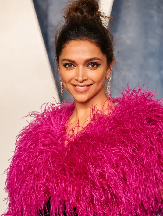 Deepika Padukone menghadiri Pesta Oscar Vanity Fair 2023 di Pusat Seni Pertunjukan Wallis Annenberg  di Beverly Hills, California pada 12 Maret 2023. Bintang film PATHAAN ini justru terlihat slay. Ia berani tampil beda dengan aksen fux faur. (Amy Sussman/Getty Images/AFP)