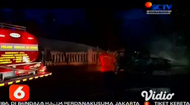 Mobil minibus terbakar hebat di Jalan Raya Yos Sudarso, Kelurahan Klatak, Kecamatan Kalipuro, Banyuwangi, Jawa Timur. Kebakaran sempat membuat warga panik lantaran api berkobar hebat hingga membakar ranting pohon di tepi jalan.