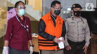 Menteri Sosial Juliari Batubara digiring petugas usai pemeriksaan di Gedung KPK, Jakarta, Minggu (6/12/2020). Juliari Batubara yang ditetapkan sebagai tersangka atas dugaan menerima suap terkait pengadaan bantuan sosial COVID-19 di Kementerian Sosial resmi ditahan KPK. (Liputan6.com/Johan Tallo)