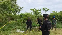 Tim Penjinak Bom (Jibom) memusnahkan dua buah granat jenis nanas tipe 97 di Jayapura. (Antara)