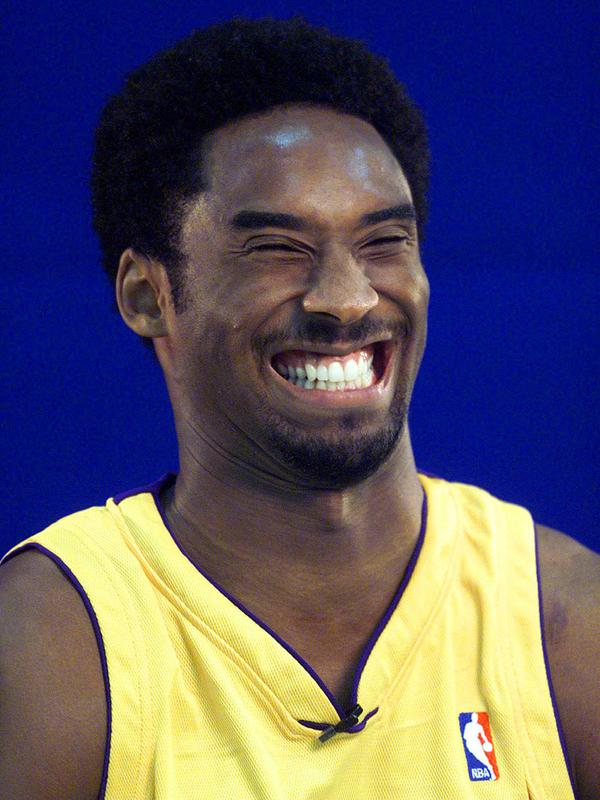Pemain Los Angeles Lakers Kobe Bryant tertawa ketika membuat film tempat promosi selama hari media di fasilitas latihan Laker di El Segundo, CA pada 2 Oktober 2000. Bryant merupakan putra dari mantan pemain NBA, Joe Bryant. (AFP/Scott Nelson)