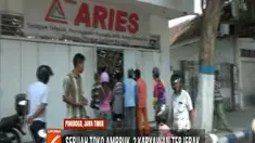 Petugas juga memasang garis polisi di depan toko dan melarang warga untuk masuk.