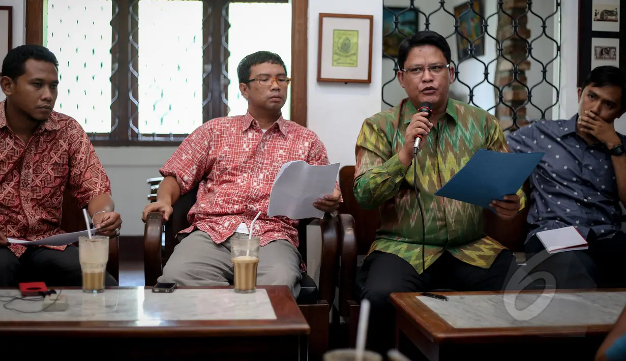Ketua PBH Peradi Rivai Kusumanegara bersama Direktur PBHI Totok Yulianto (kedua kanan) saat berdiskusi di Jakarta, Jumat (8/5/2015). Diskusi membahas tentang Wajah Baru Praperadilan Pasca Putusan Mahkamah Konstitusi. (Liputan6.com/Faizal Fanani)
