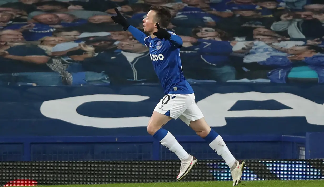 Striker Everton, Bernard berselebrasi usai mencetak gol ke gawang Tottenham pada babak 16 besar Piala FA di Goodison Park di Liverpool, Inggris, Kamis (11/2/2021). Everton membutuhkan babak perpanjangan waktu 2x15 menit untuk mengalahkan Tottenham. (AFP/Pool/Clive Brunskill)