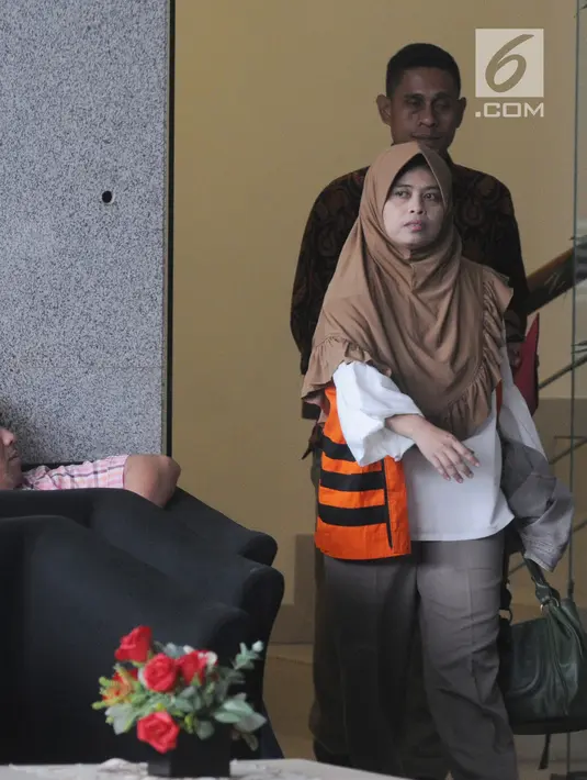 Anggota DPRD Kab Kebumen Dian Lestari Pertiwi Subekti (DL) usai mendatangi gedung KPK, Jakarta, Jumat (11/5). Dian ditahan terkait suap proyek di Dinas Pendidikan, Pemuda, dan Olahraga Kebumen dalam APBD tahun anggaran 2016. (Merdeka.com/Dwi Narwoko)