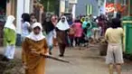 Gempa membuat lampu rumah bergoyang-goyang selama sekian detik. Warga berhamburan keluar rumah dan berdoa agar gempa tak menimbulkan korban. 