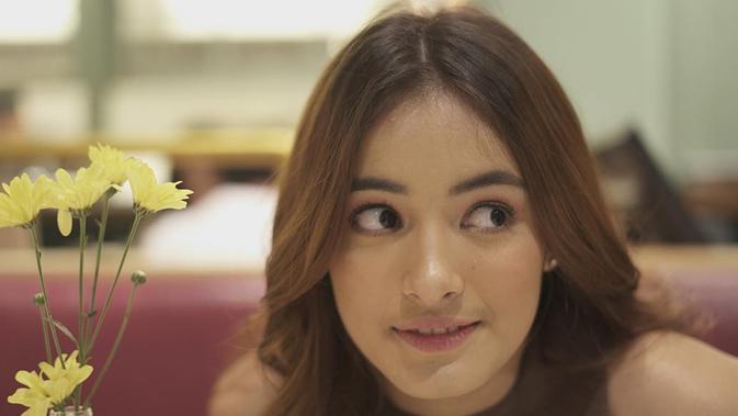Banyak yang terhipnotis nih dengan lirikan maut Mawar Eva yang satu ini. Dara cantik berdarah Belanda tersebut memulai debut film pertamanya yaitu Promise pada tahun 2017. (Liputan6.com/IG/@mawar_eva)