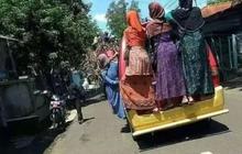 10 Potret Aksi Emak-Emak yang Bikin Kaget Saat Naik Angkot, Sampai Gelayutan!
