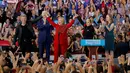 Capres AS dari Partai Demokrat, Hillary Clinton bersama penyanyi Lady Gaga dan Jon Bon Jovi saat kampanye di Releigh, North Carolina, AS (8/11). Pilpres AS 2016 diadakan pada 8 November 2016 dan menjadi pilpres empat tahunan ke-58. (REUTERS/Chris Keane)