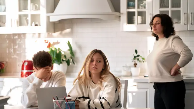 Kenali Kesalahan Pola Asuh yang Membentuk Anak Jadi Super Perfeksionis dan Paranoid