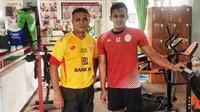 Pelatih kiper Bhayangkara FC, Alan Haviludin (kiri) mengundang penjaga gawang Arema FC, Andriyas Francisco, untuk latihan bersama di Bojonegoro. (Bola.com/Iwan Setiawan)