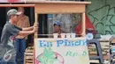 Sejumlah pedagang mulai beraktifitas pasca bentrokan menolak penggusuran pada Kamis (20/08) di Jalan Jatinegara Barat, Sabtu (22/08/2015). Kini para pedagang mulai kembali beraktifitas walau belum ramai seperti biasa. (Liputan6.com/Andrian M Tunay) 