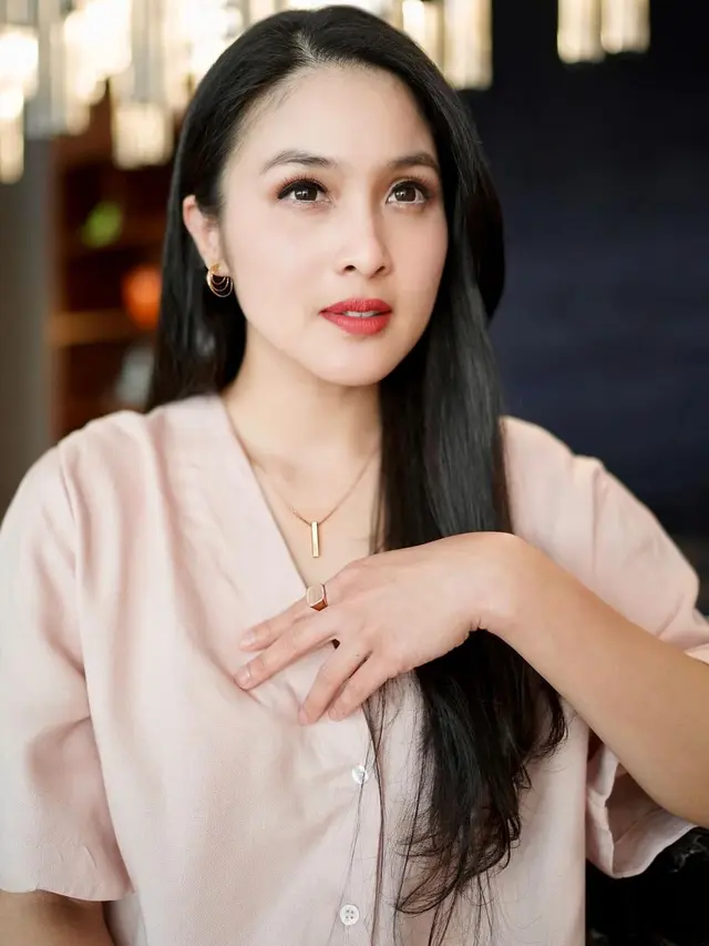 Model Rambut Wanita Panjang Lurus, Inspirasi dari Sandra Dewi sampai Titi Kamal