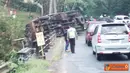 Citizen6, Tabanan: Kecelakan ini terjadi di Jalan Denpasar-Gilimanuk, Tabanan, Bali, tepatnya di Jembatan Banjar Samsam, Kecamatan Kerambitan. Kecelakaan ini menyebabkan supir dan kernet truk mengalami luka yang serius. (Pengirim: Wayan Merta Youana)