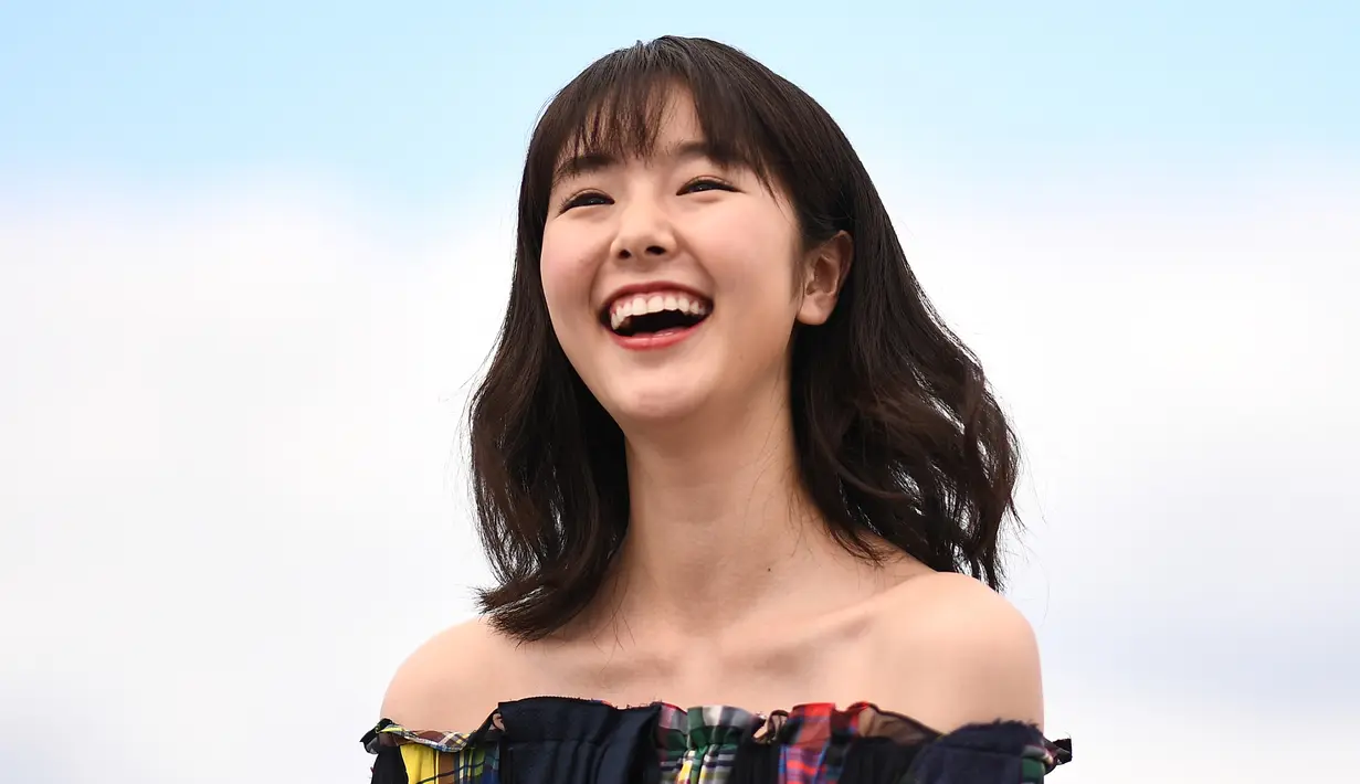 Erika Karata tertawa saat tiba menghadiri pemutaran film "Asako I & II (Netemo Sametemo)" selama Festival Film Cannes ke-71 di Prancis selatan (15/5). Erika merupakan aktris 20 tahun asal Jepang. (AFP Photo/Anne-Christine Poujoulat)