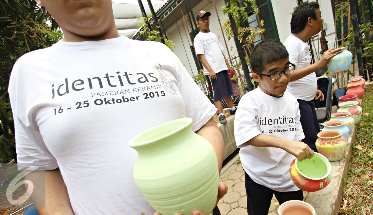 Penyandang disabilitas down sindrom, autis, dan asperger melukis keramik di Museum Seni Rupa dan Keramik, Jakarta, Jumat (23/10). Kegiatan untuk meningkatkan kemampuan dan keterampilan seni bagi penyandang disabilitas . (Liputan6.com/Immanuel Antonius)