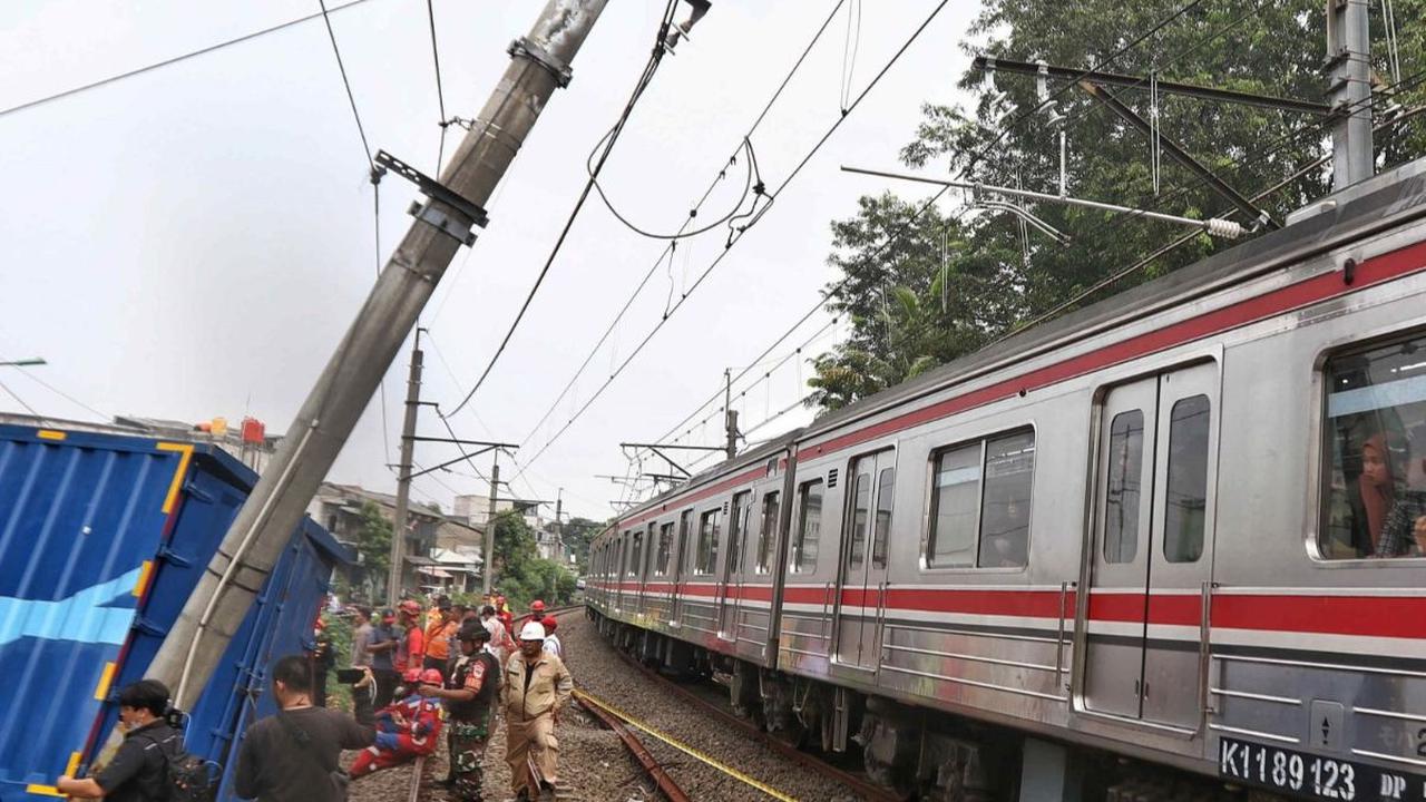 Akibat kejadian tersebut posisi tiang LAA menjadi miring dan hampir ambruk.

Posisinya terlihat miring ke dalam jalur KRL. 

Akibat kejadian tersebut perjalanan KRL 2 arah juga terhenti.
