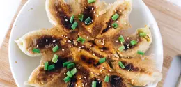 Dimasak dengan teknik pan-fry dan sedikit air, gyoza memiliki tekstur renyah di bagian bawah serta lembut di bagian atas. (Foto/Dok: Pexels)