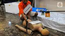 Tersangka Mel alias Ecky (43) melakukan salah satu adegan dalam rekonstruksi pembunuhan dan mutilasi Angela Hindriati (54) di Direktorat Reserse Kriminal Umum Polda Metro Jaya, Jakarta, Rabu  (1/3/2023). Ecky menjalani 60 adegan rekonstruksi dalam rangkaian peristiwa pembunuhan dan mutilasi untuk pengambilalihan kepemilikan Apartemen Taman Rasuna milik Angela Hindriati. (merdeka.com/Imam Buhori)