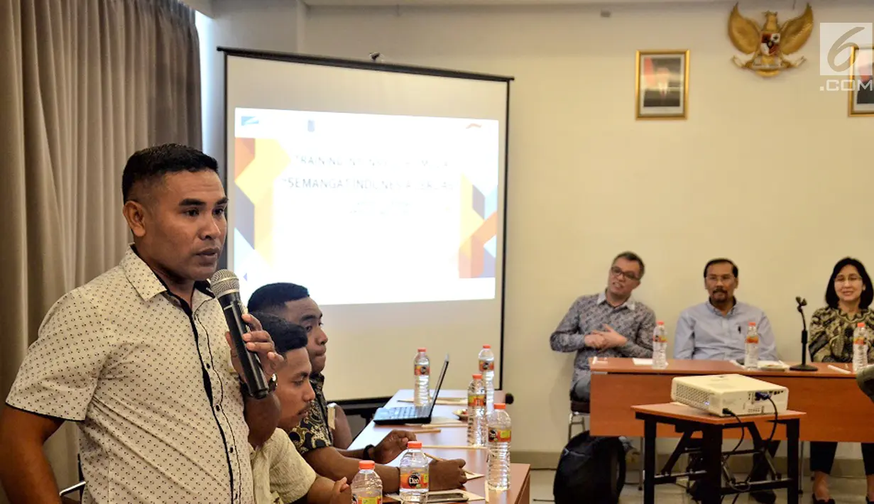 Seorang guru mempresentasikan pada pada peluncuran program Semangat Indonesia Cerdas di Serpong, Tangerang, Senin (22/4). Program Yayasan Pendidikan Astra-MDR diselenggarakan untuk meningkatkan mutu pendidikan di wilayah prasejahtera dengan menghadirkan guru-guru muda. (Liputan6.com/HO/Tyo)