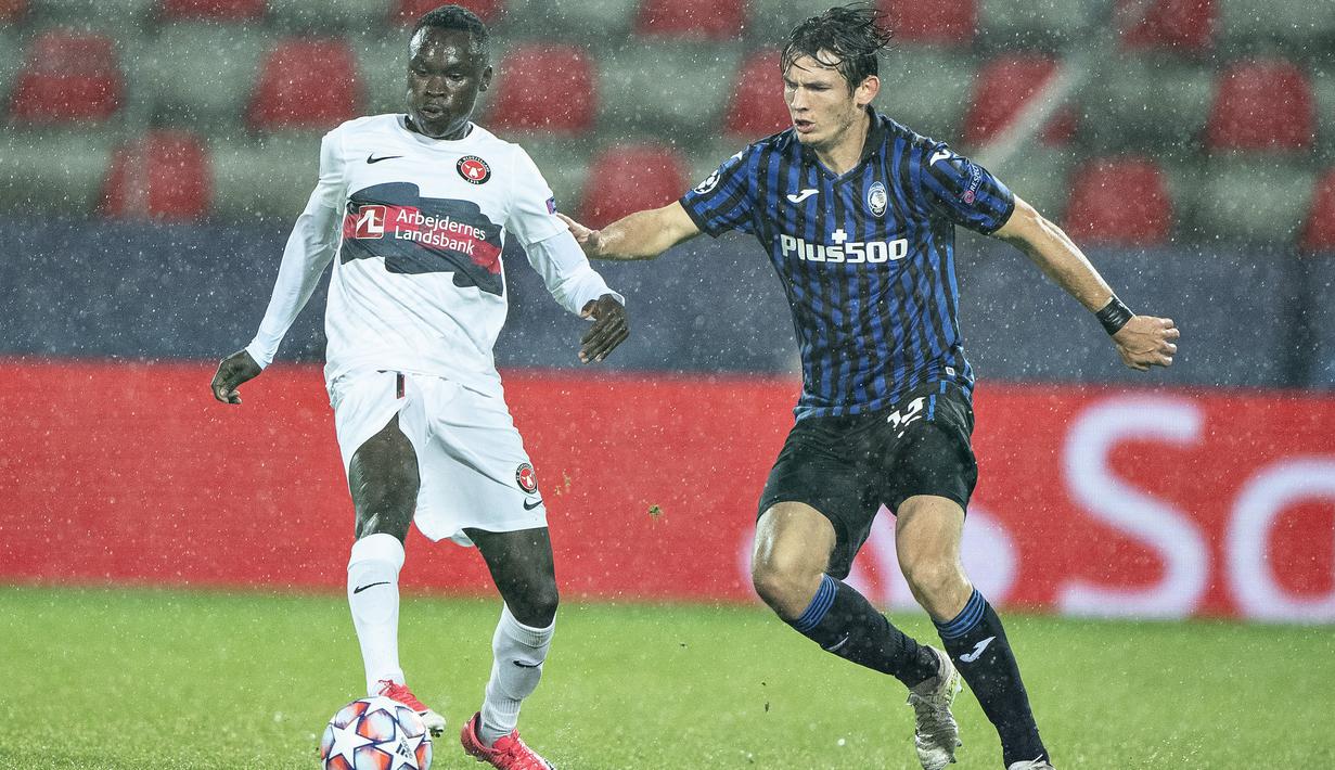 Gelandang Atalanta, Marten de Roon, berebut bola dengan gelandang Midtjylland, Pione Sisto, pada laga Grup D Liga Champions 2020/2021 di MCH Arena, Kamis (22/10/2020) dini hari WIB. Atalanta menang telak 4-0 atas Midtjylland. (AFP/Henning Bagger/Ritzau Scanpix)