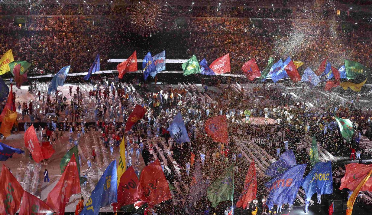 Penari dan Atlet berbaur saat penutupan Paralimpiade Rio 2016 di Stadion Maracana, Rio de Janeiro, Brasil, (19/9/2016) WIB. (REUTERS/Sergio Moraes )