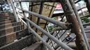 Tiang Jembatan penyeberangan orang (JPO) di Jalan Iskandarsyah Raya, Blok M, Jakarta yang terbuat dari besi sudah berkarat dan keropos, Kamis (23/8). Karena keropos, ada bagian bawah tiang yang menggantung. (Liputan6.com/Faizal Fanani)