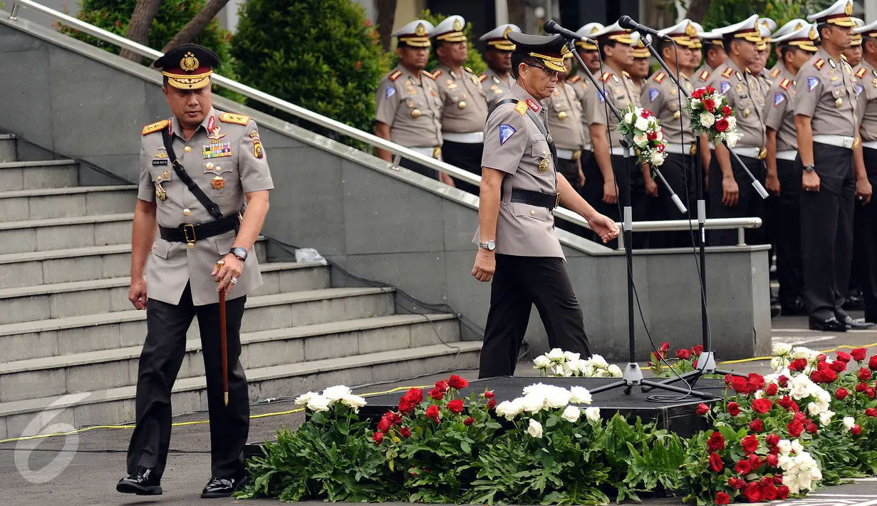 Irjen Pol Agung Budi M (kiri) bersama Brigjen Pol Royke Lumowa jelang upacara serah terima jabatan Kakorlantas Polri di Jakarta, Rabu (4/1). Selanjutnya, Irjen Pol Agung Budi M menjabat Kapolda Sumsel. (Liputan6.com/Helmi Fithriansyah)