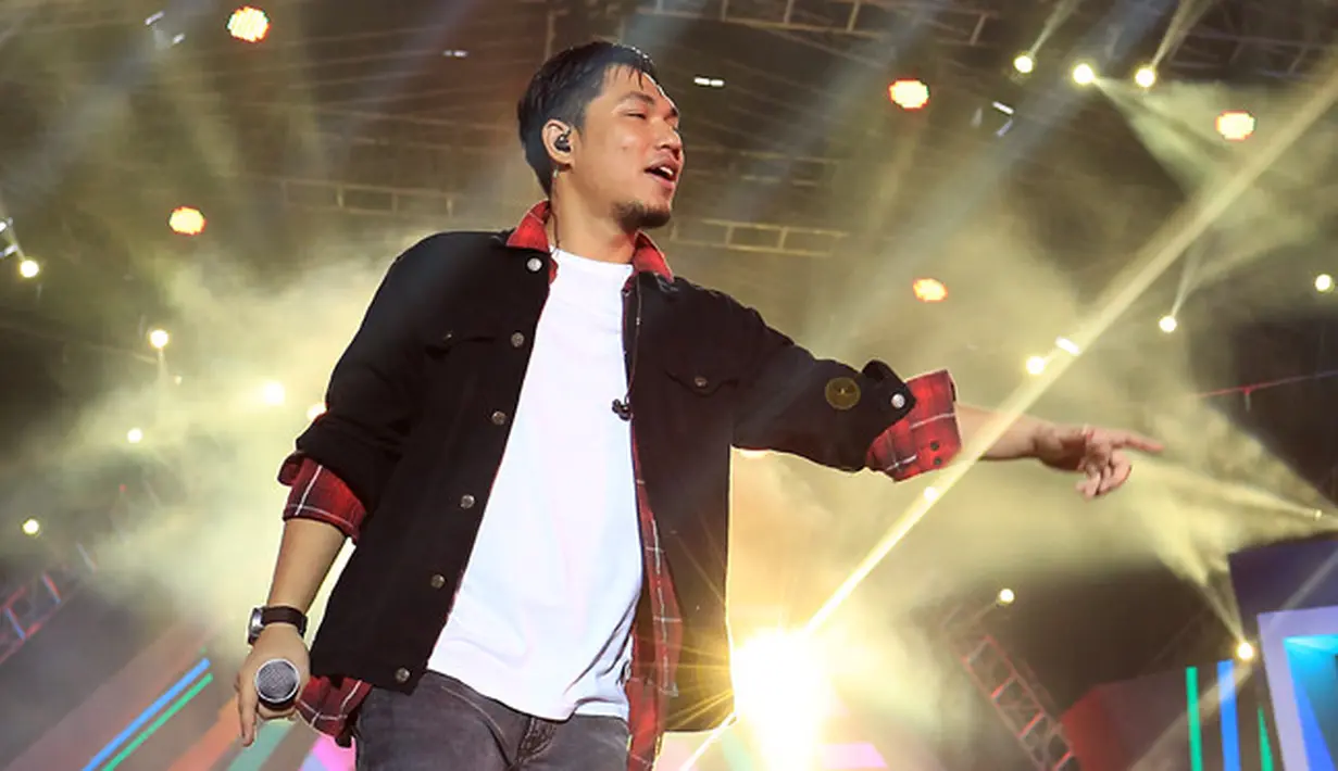 Sebelum pesta kembang api di detik-detik pergantian tahun, acara Gempita 2018 ini lebih dulu dimeriahkan oleh sejumlah musisi.  (Deki Prayoga/Bintang.com)