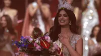 Miss India, Harnaaz Sandhu, dinobatkan sebagai Miss Universe 2021 selama kontes kecantikan Miss Universe ke-70 di kota pesisir Laut Merah selatan Israel, Eilat pada 13 Desember 2021. (Menahem KAHANA / AFP)