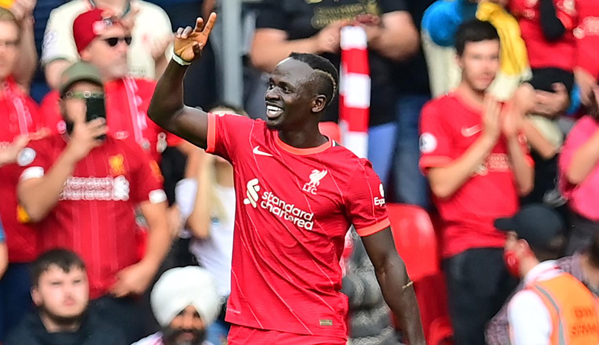 Sadio Mane. Striker berusia 29 tahun yang telah memperkuat Liverpool selama 6 musim sejak 2016/2017 ini total telah mencetak 100 gol dari 237 laga di Liga Inggris. Gol ke-100 dan yang ke-5 musim ini dicetak saat menang 5-0 atas Watford, 16 Oktober 2021. (AFP/Paul Ellis)