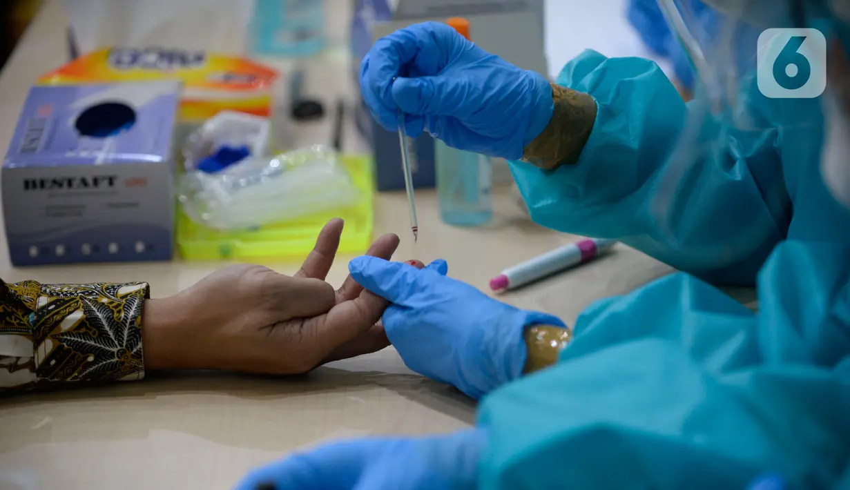 Petugas mengambil sampel darah pimpinan KPK saat rapid test COVID-19 di Gedung KPK, Jakarta, Kamis (4/6/2020). Rapid test itu diikuti sekitar 2.000 orang di lingkungan Komisi Pemberantasan Korupsi (KPK) menjelang kenormalan baru atau new normal. (merdeka.com/Dwi Narwoko)