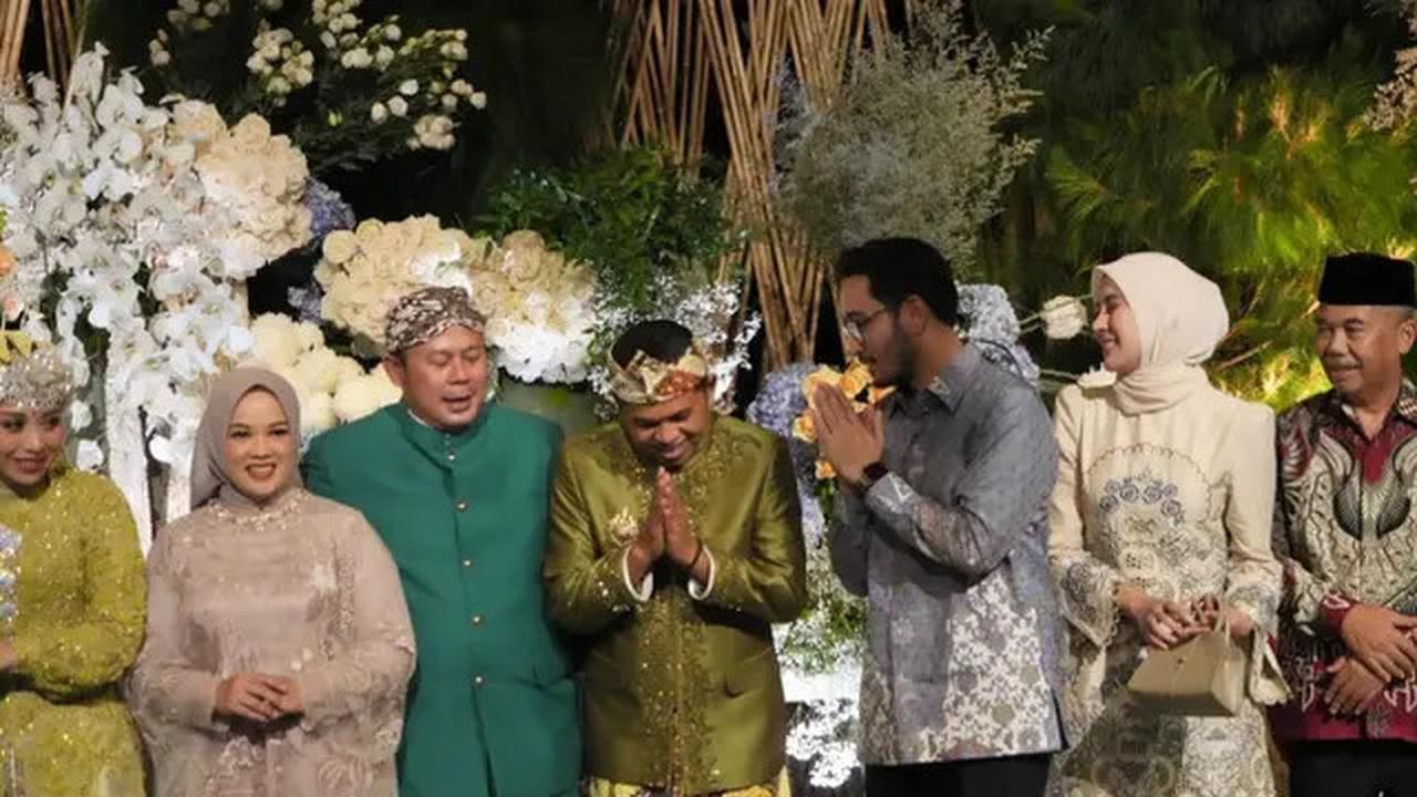 Model Gamis Bordir Syahnaz Sadiqah Saat Hadir di Pernikahan Anak Dedi Mulyadi