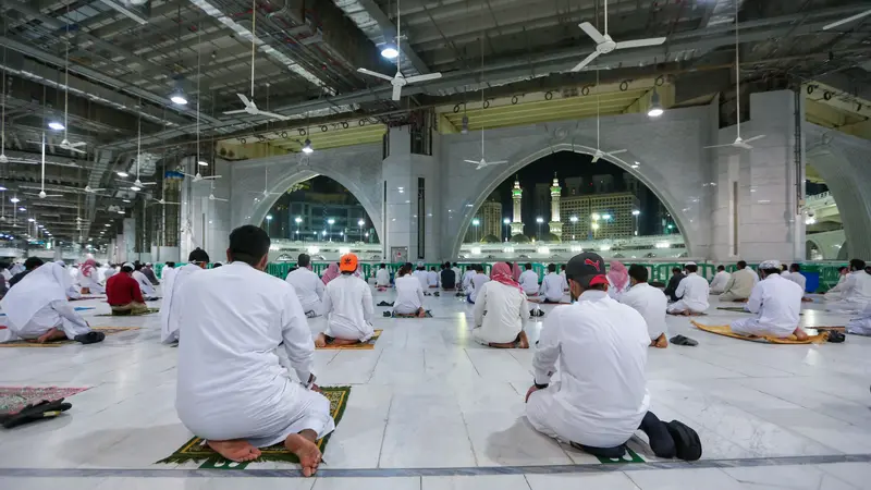 Dibuka Kembali, Begini Suasana Salat Berjamaah di Masjidil Haram